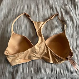 Victoria’s Secret 
BODY BY VICTORIA
Lightly-lined Racerback Full-Coverage Bra